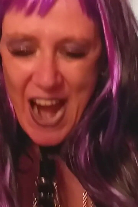 Karnaval kostümü içindeki azgın nine sert bir yarak emiyor