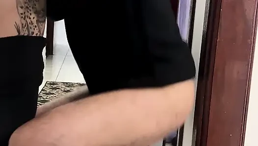 Teman kantor berhubungan dan di lorong perusahaan.