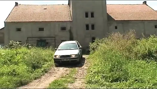 Pantat mungil pirang ngentot di taman