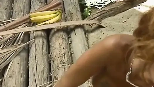 Sinnliche Lesben im tropischen Paradies mit Fruchtspielen