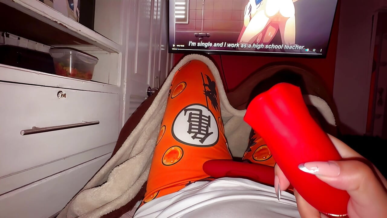 Oglądanie anime z zabawką. Ssij orgazm