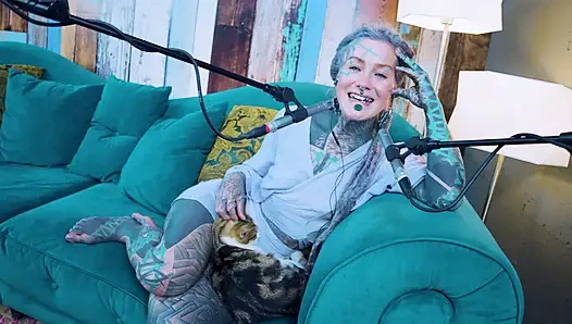 E - empati hakkında konuşuyorum - asmr podcast sfw konuşuyor gotik sıska kız dreadlocks dövmeli model dövmeli kız