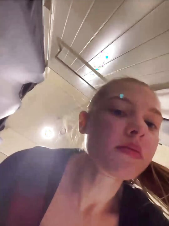 Fingering af mit røvhul tæt på i indkøbscenteret