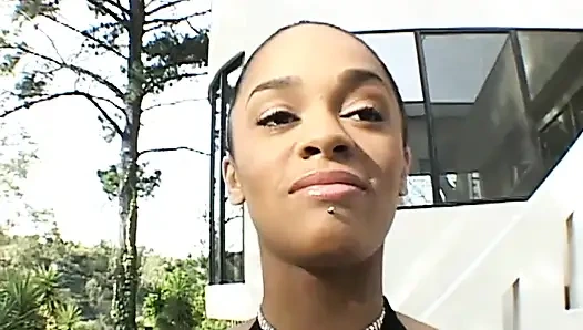 Murid nakal ini lagi asik nyepong dildo sambil nyepong kontol raksasa pria kulit hitam