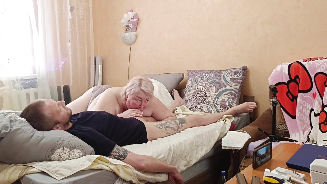 Uwielbiam to, kiedy moja teściowa daje loda i ssała każdą ostatnią kroplę spermy z mojego penisa