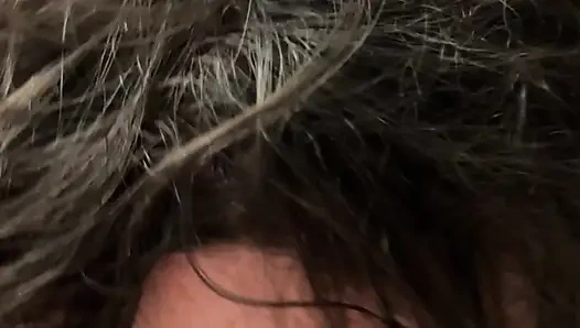 İç çamaşırlı sikini emiyor