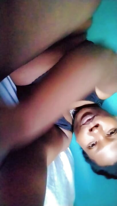 Une fille canon et sexy se masturbe