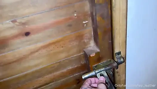 Трахаю в первый раз на улице с латиной с большой задницей