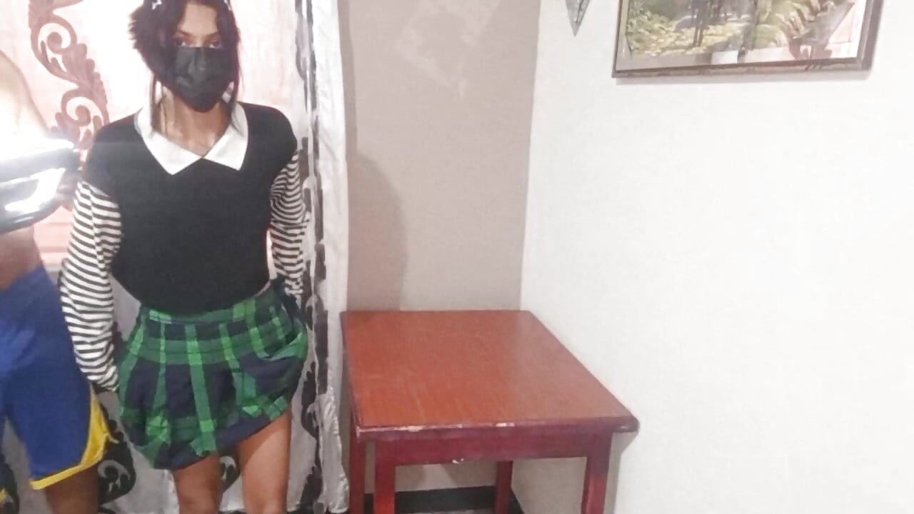 18-year-old schoolgirl receives her first pussy licking