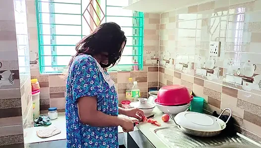Mergokin istriku lagi asik seks lesbian sama tante tirinya bagian 1