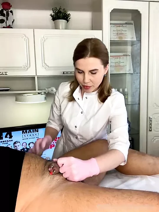 Мужской пенис, депиляция пирсингом