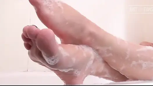 Fonda 's feet' lagi asik mandi
