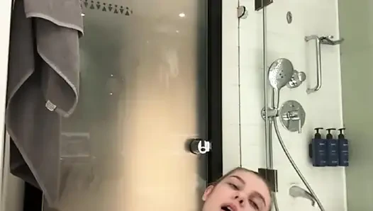 Squirting beim analficken mit großem dildo jucielussie