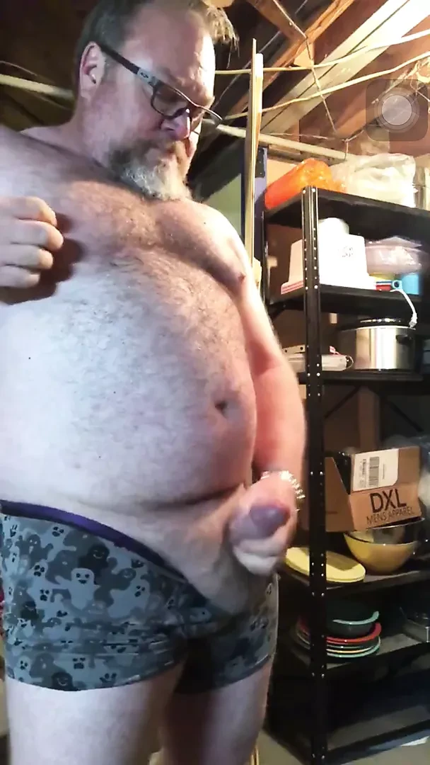 丰硕的爸爸在车库里承受激烈的精液