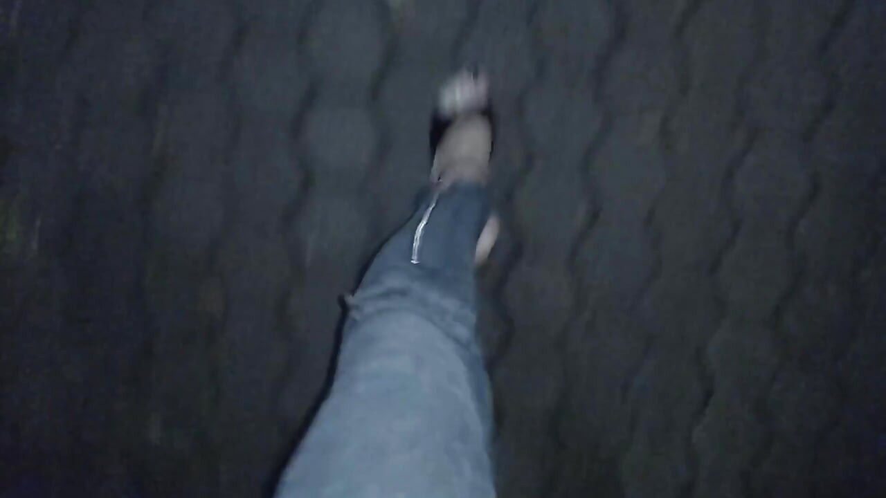 Crossdressing - Striptizeta u štiklama i uske traperice
