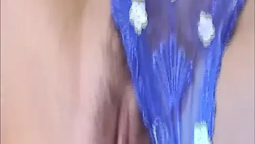 Brunette meluncurkan vibrator biru jauh di dalam memek basah