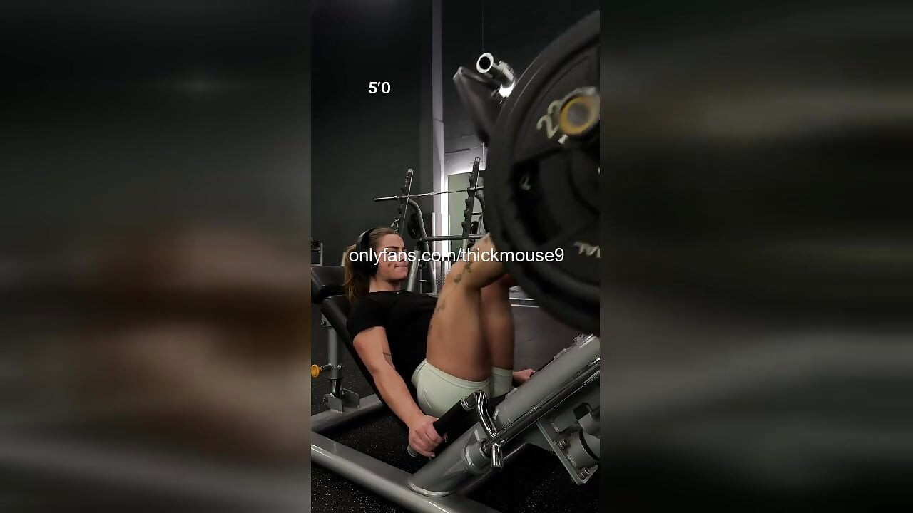 Menina de academia de 18 anos acidentalmente mostra buceta apertada durante transmissão ao vivo