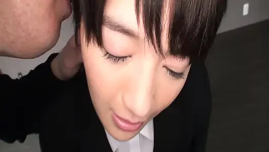 Si cantik rambut pendek tajam ai ungkap sisi sensitifnya dalam perjumpaan yang intim dan dalam banget