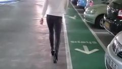 Sexy milf caminando en spandex