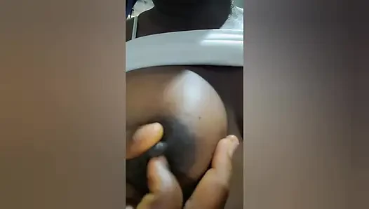 Gadis gemuk seksi masturbasi saat pacarnya di kamar lain