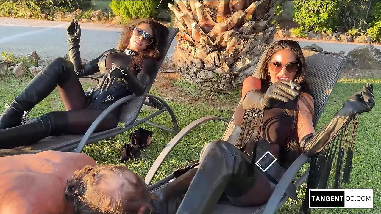 TANGENTOD - ラテックスの二人の女の子と一人の男の支配