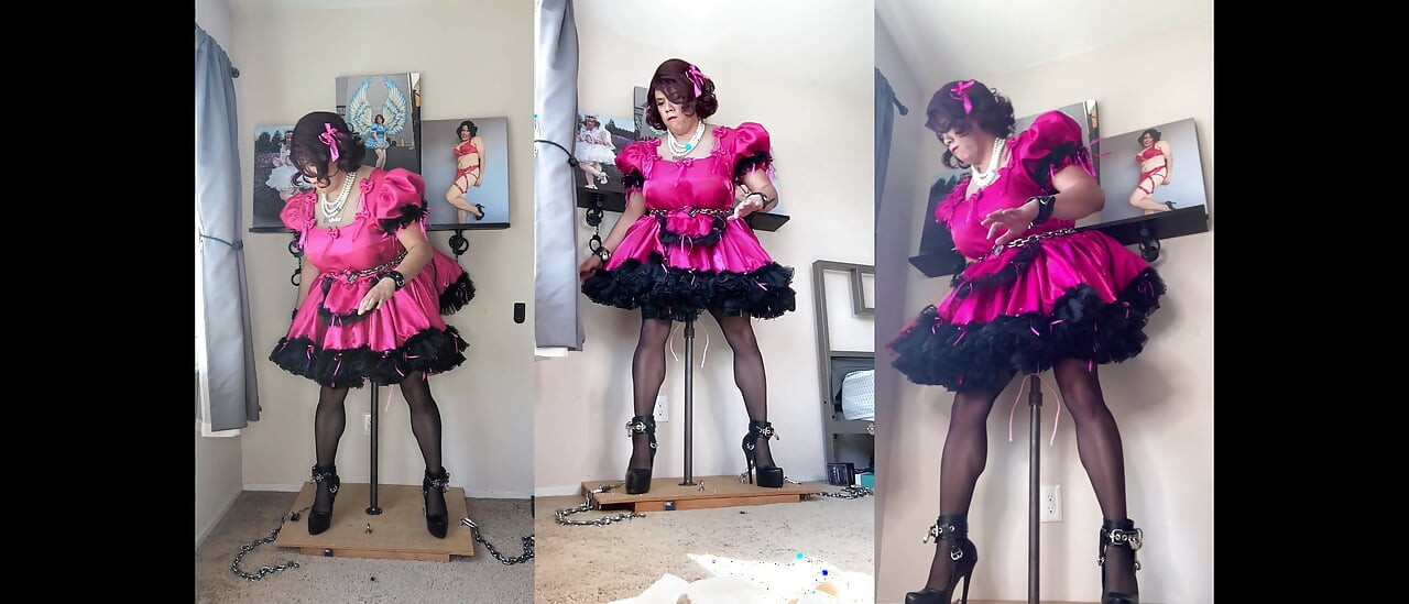 Servitoarea roz Sissy Candy este blocată pe vibratorul ei stand și călărește stâlpul ei