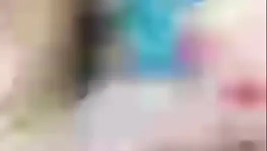 Мачеха Sanjay мастурбирует от стонов