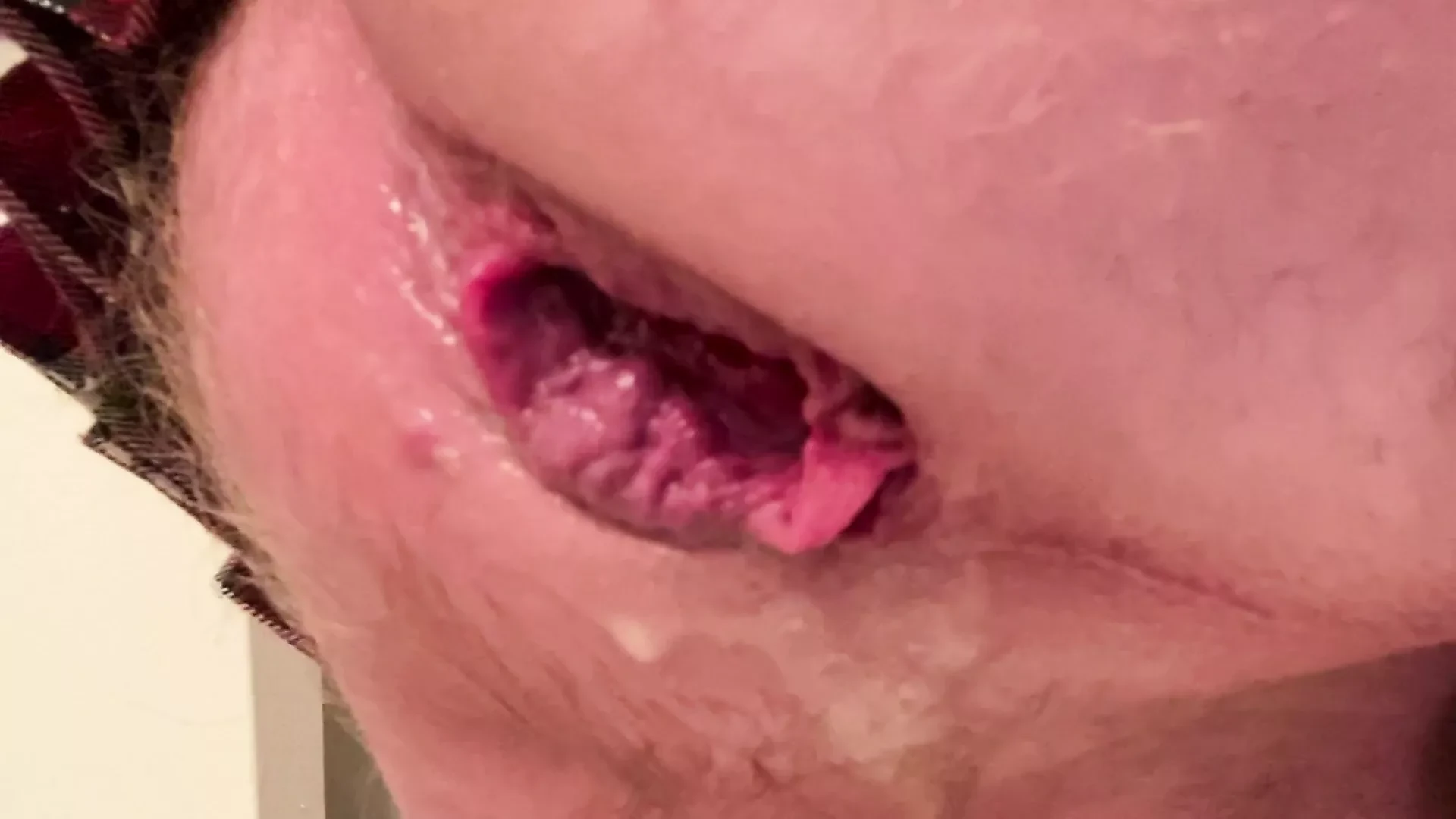 Närbild sissy röv knullar och gapar i en kjol