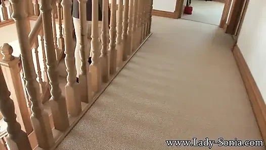 Lady Sonia раздевается в спортзале
