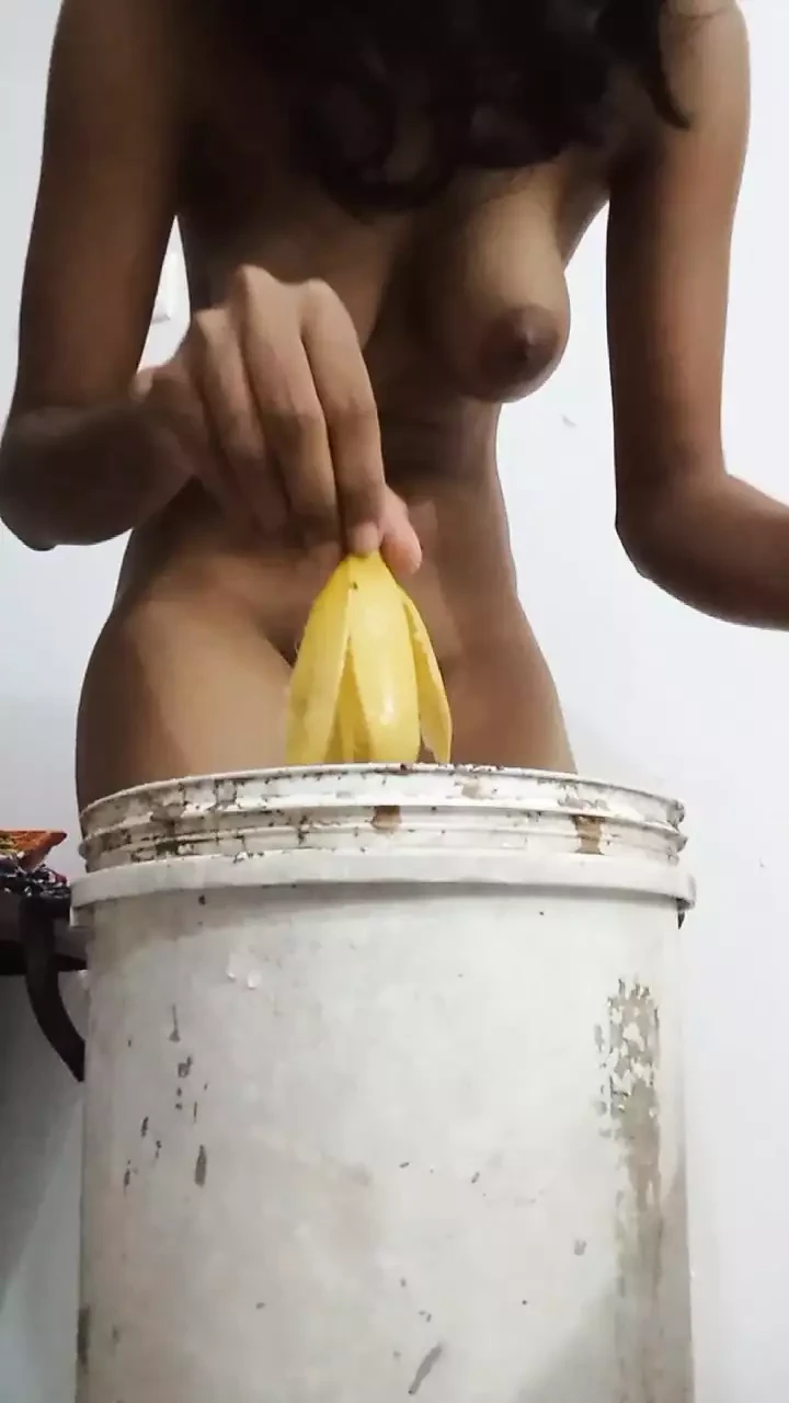 Sri lankas skolflicka har banan kul och sprutar