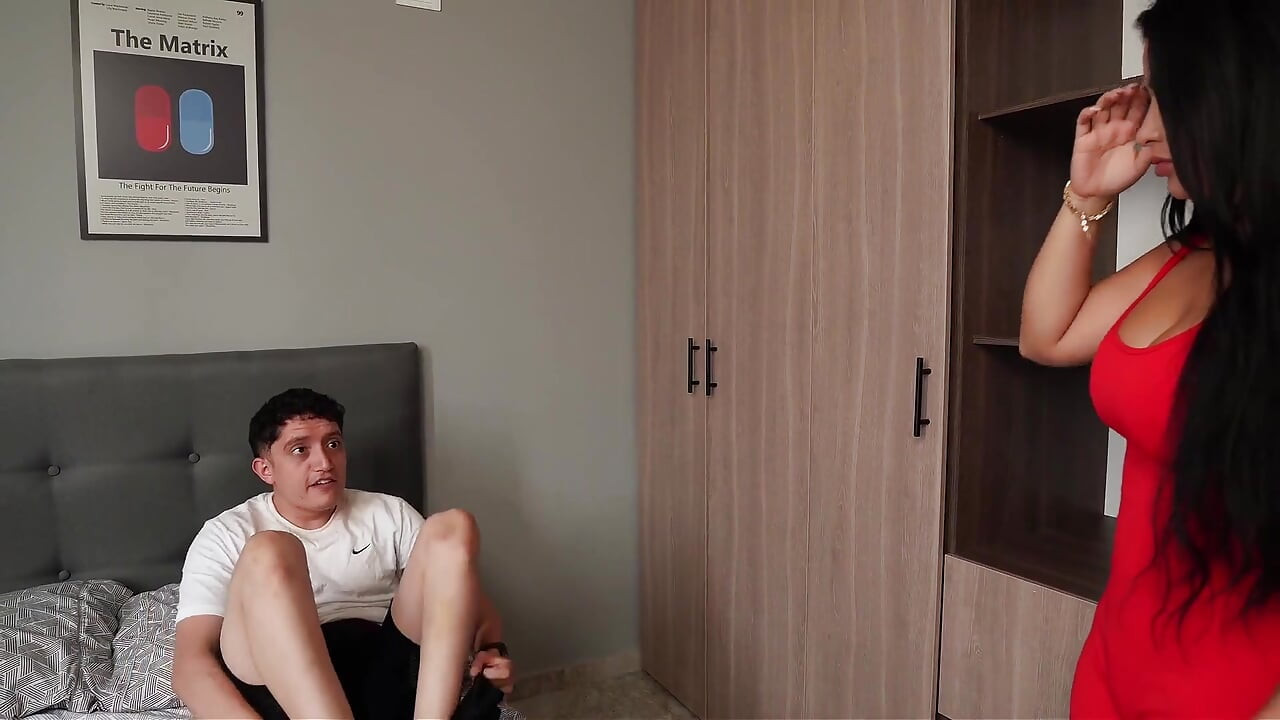 Am futut-o pe sora mea vitregă excitată înainte să merg la cumpărături și i-am lăsat vaginul să picure spermă