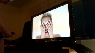 Фонарик на Miley Cyrus -2 перед камерой - шок от 2 разрушительных яиц