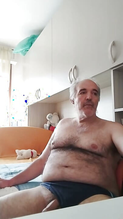 Šukám tu plastovou láhev a třikrát do ní čůrám!