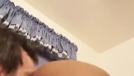 Tolle ebenholz-teen-schlampe nimmt weißen schwanz