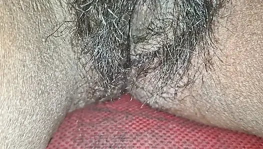 Kırmızı elbiseli Asyalı güzellik