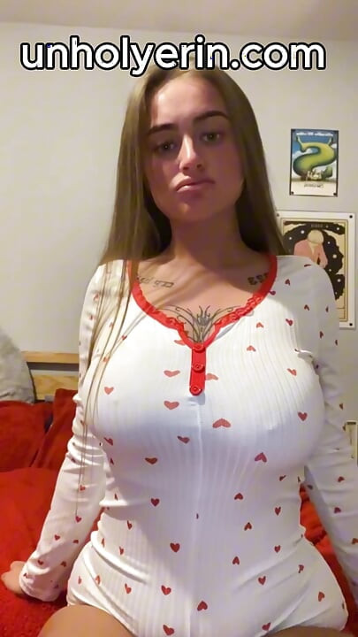 L'emo arrapata tatuata si sditalina veloce e disordinata mentre la cam cattura tutto