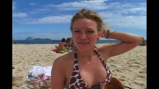 Hilary Duff op het strand in Rio