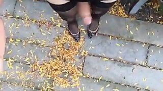 Кроссдрессер в нейлоновых каблуках и публичной мастурбации, китайский шмель