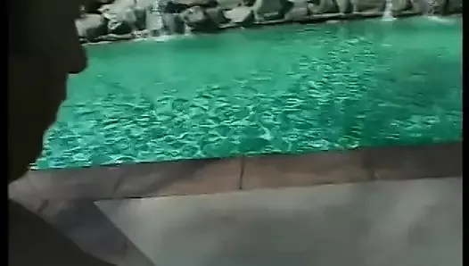 Seksowna laska bierze penisa w cipie i dupę przy basenie i zostaje wytrysk na twarz