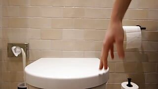 Toilette - guarda la mia figa e la mia pipì prima che mi sditalini