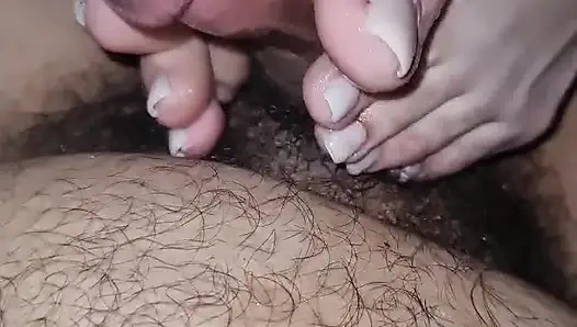 Рай для любителей ног, используя сквирт в качестве смазки для большого хуя муженька