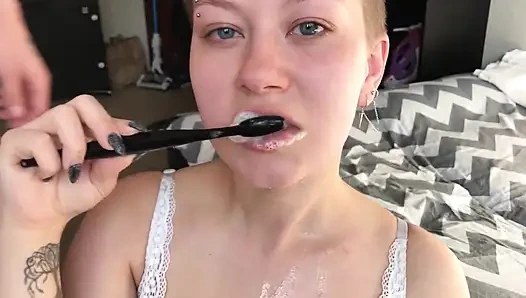 Vilu vidish döl yüküyle dişlerini fırçalıyor