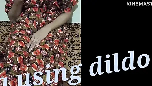 Meena использует дилдо, чтобы удовлетворить себя, когда никто не готов трахнуть ее