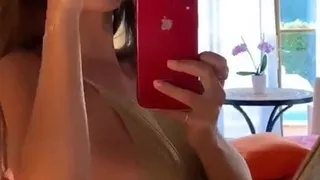 Emily Ratajkowski side-boob w beżowej sukience, gorące selfie
