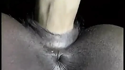 Cewek kulit hitam panas lepas baju lalu nyepong kontol hitam besar