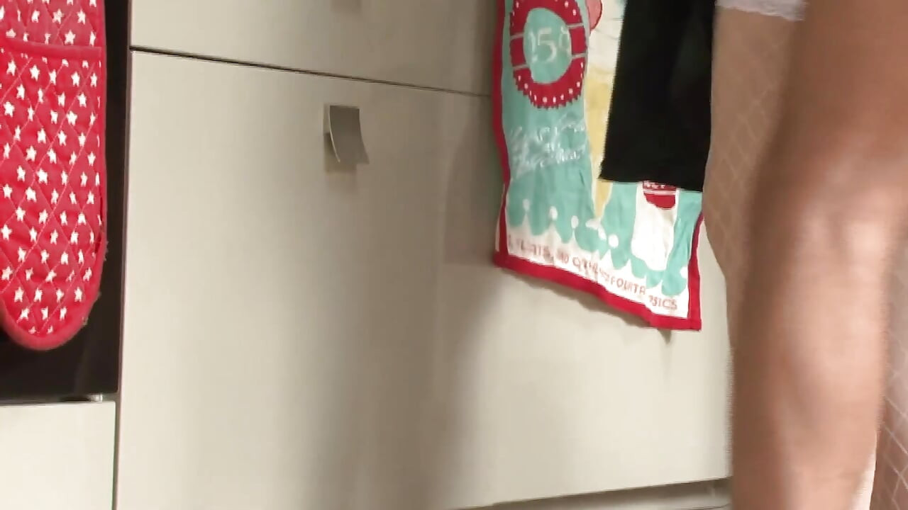 在继兄弟婊子之间场景-1 纹身红发女郎Misha Cross喜欢在厨房操她的继兄