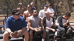 Sürtüklerle dolu bir beyzbol takımı rakibinin dikkatini dağıtmak için vücutlarını kullanıyor