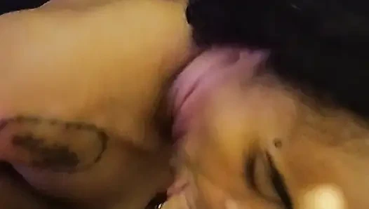 Schüchternes junges mädchen lutscht heiß