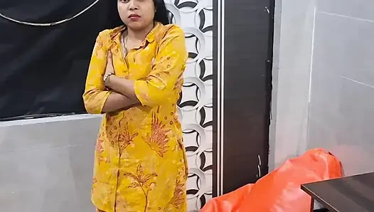 Hintli evli kadın büyük götlü güzel Hintli kadın büyük göğüslerini gösteriyor