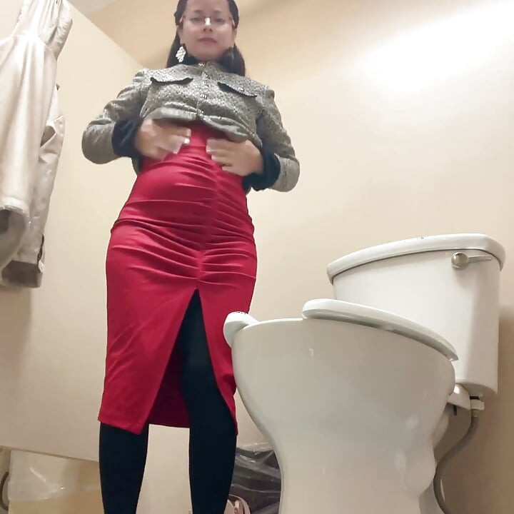 在厕所里展示穿着红色礼服的性感屁股